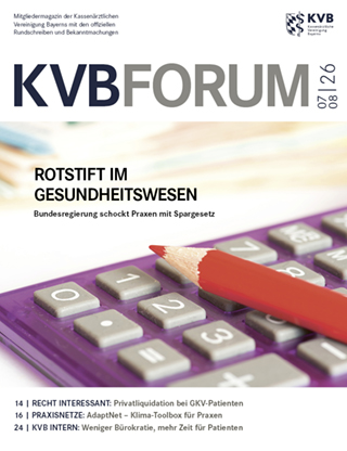 Titelseite KVB FORUM-Ausgabe 7-8/2026 Taschenrechner, auf dem ein roter Stift liegt