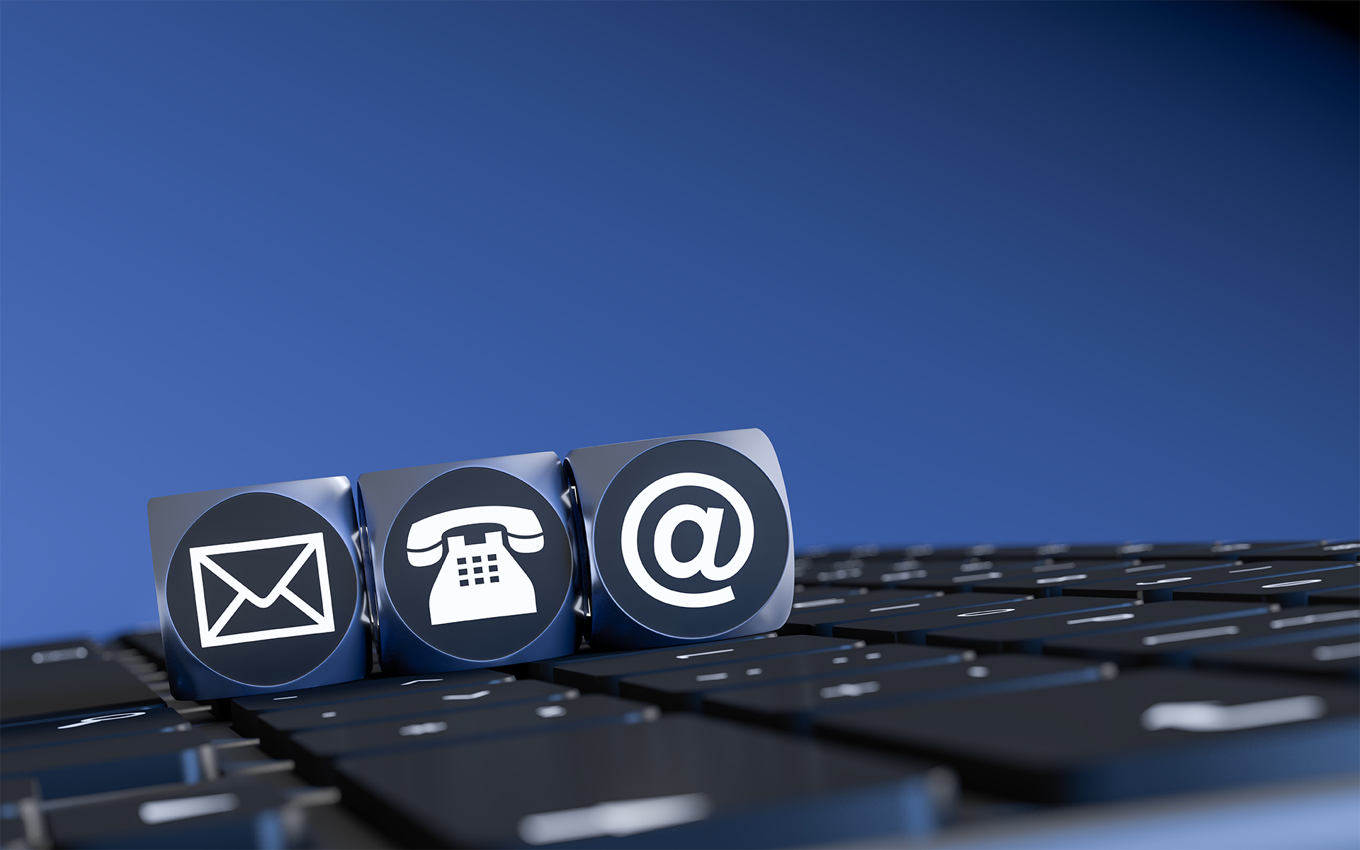 Kontakt zur KVB, Symbolbilder für Post, Telefon und Email Tastatur und drei Würfel mit Symbolbilder zur Kontaktaufnahme über Post, Telefon und Email