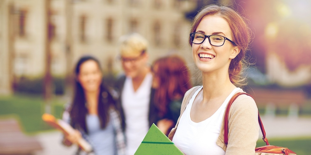 Studierende mit Blick auf die KVB-Förderung FAMULAND Lächende junge Frau im Studium