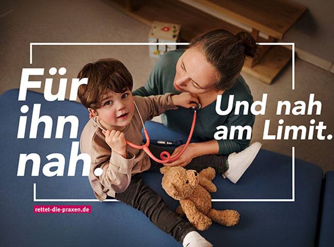 Kampagnenbild Kampagnenbild Kinderärztin mit kleinem Patient mit Schriftzug "Für ihn nah"