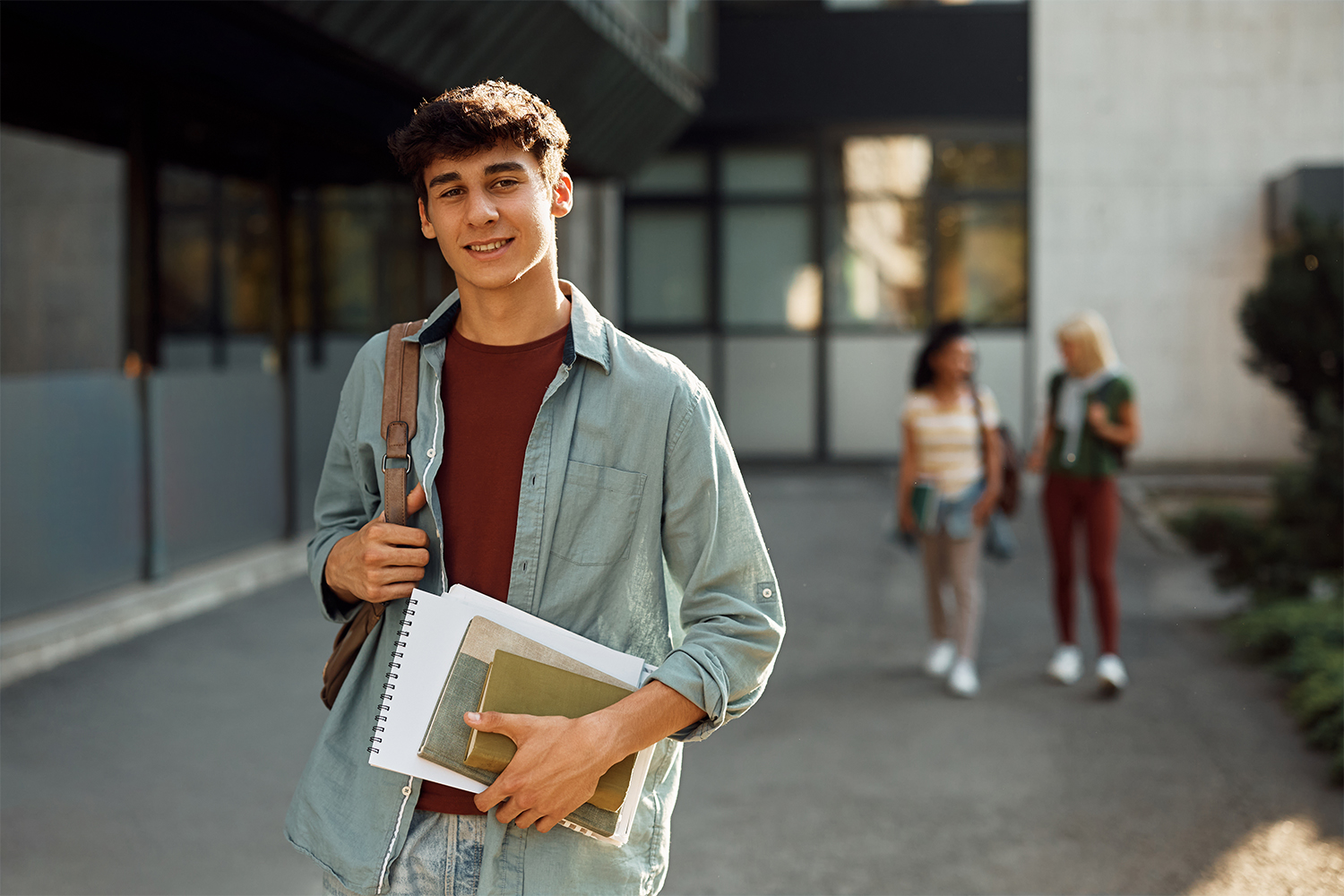 Studierender mit Blick auf die KVB-förderungen im Praktischen Jahr Junger Mann steht vor der Universität
