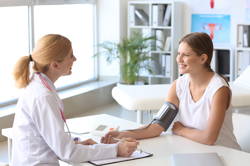 KVB-Schmuckbild "Gynäkologie" für Region sucht Arzt Ärztin misst den Blutdruck einer jungen Frau