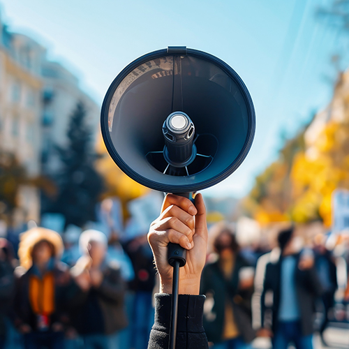 Gesundheitspolitisches Engagement der KVB Hand hält Megaphone hoch Symbolbild für gesundheitspolitisches Engagement der KVB