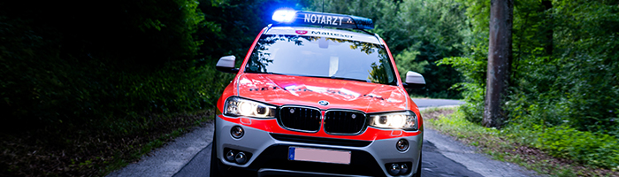 KVB-Teaserbild "Notarztdienst in Bayern" Notarzteinsatzfahrzeug auf einer Straße