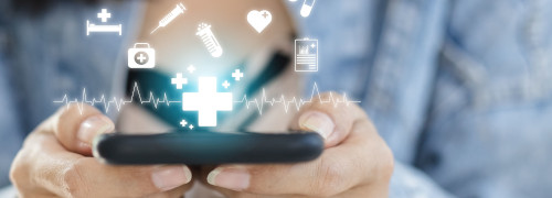 KVB-Teaserbild "ePA für alle" Zwei Hände, die ein Smartphone halten mit medizinischen Symbolen