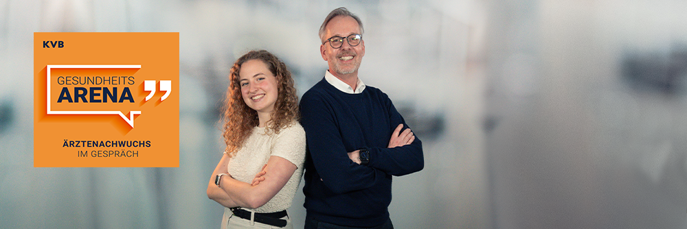 KVB-Podcast "Gesundheitsarena - Staffel 2 Medizinstudierende" Junge Frau und Mann stehen lächelnd mit verschränkten Armen Rücken an Rücken