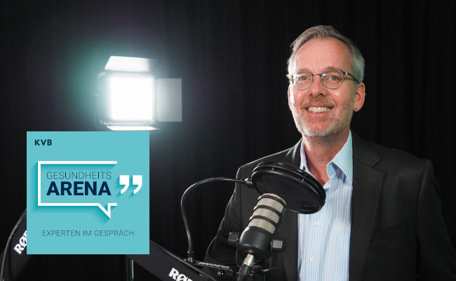 Podcastmoderator am Arbeitsplatz Podcastmoderator am Arbeitsplatz