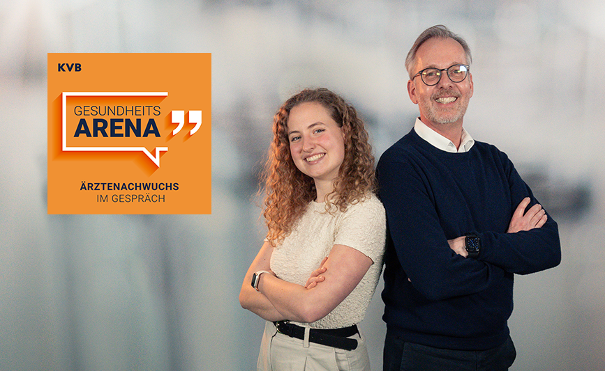 KVB-Gesundheitsarena "Staffel 2 - Medizinstudierende" Junge Frau und Mann stehen lächelnde mit verschränkten Armen Rücken an Rücken