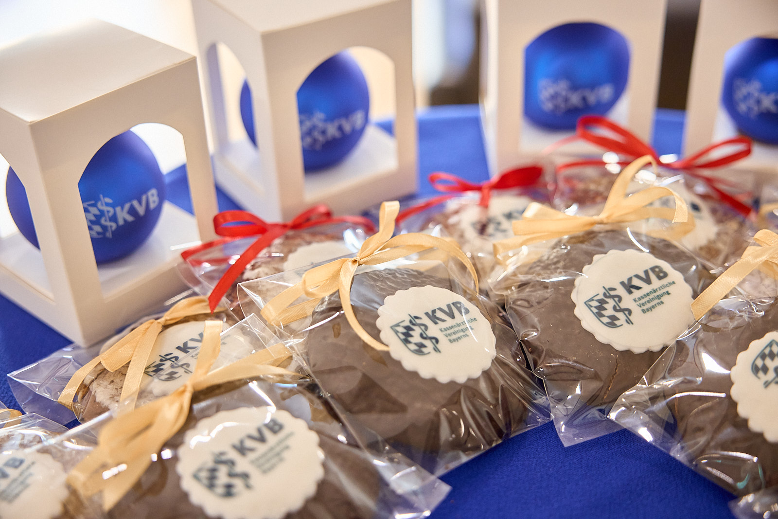 Give aways für die Gäste der KVB-Jahrespressekonferenz 2025 Lebkuchen und Weihnachtskugeln mit KVB-Logo