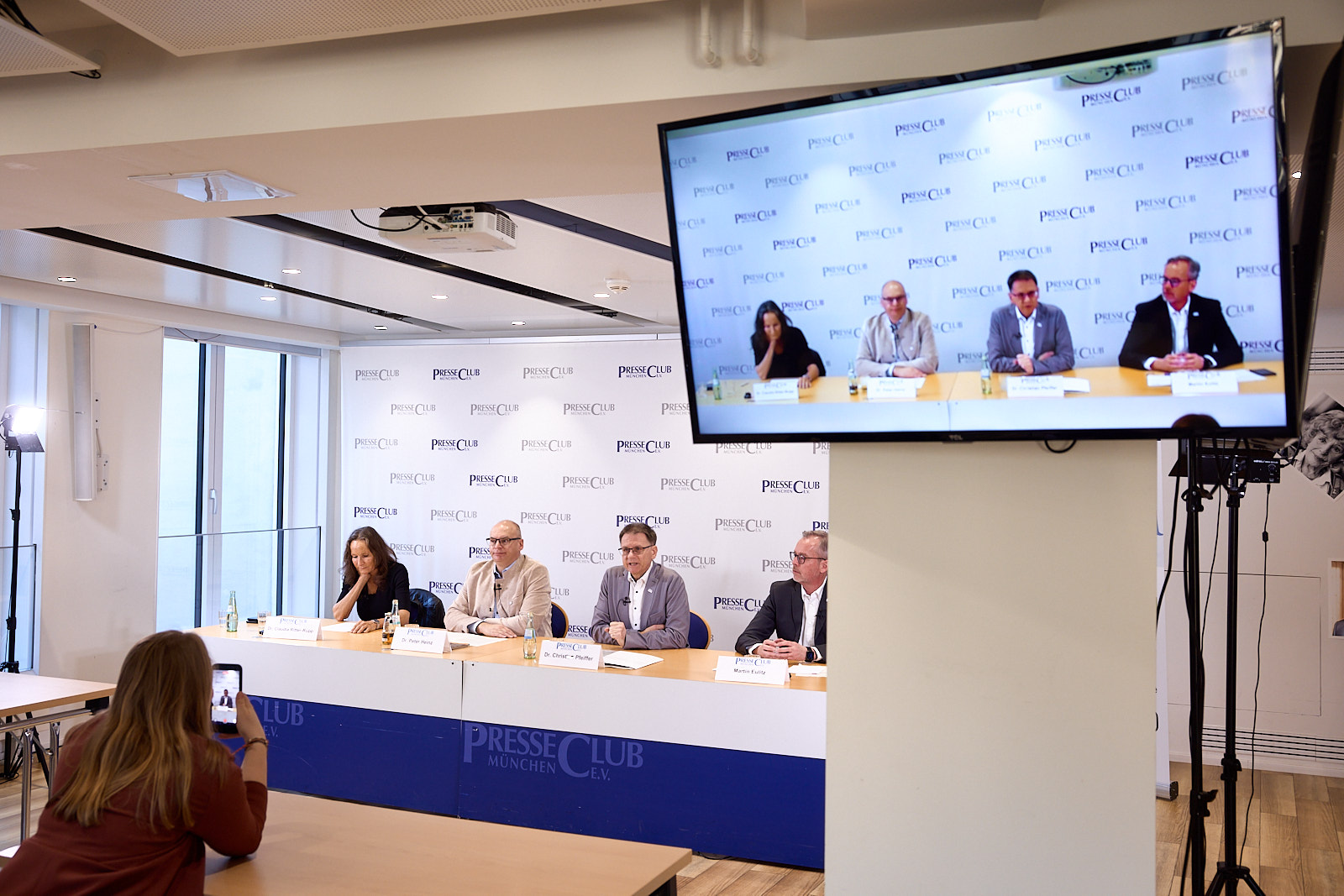 KVB-Jahrespressekonferenz 2025 im Münchner Presseclub Blick auf das Pressepodium